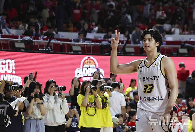 [서울=뉴시스] 김근수 기자 = 7일 잠실학생체육관에서 열린 2024-2025 KBL 챔피언결정전 2차전 창원 LG 대 서울 SK 경기에서 창원 LG가 76-71로 승리를 거두고 LG 칼 타마요가 기뻐하고 있다.  2025.05.07. ks@newsis.com