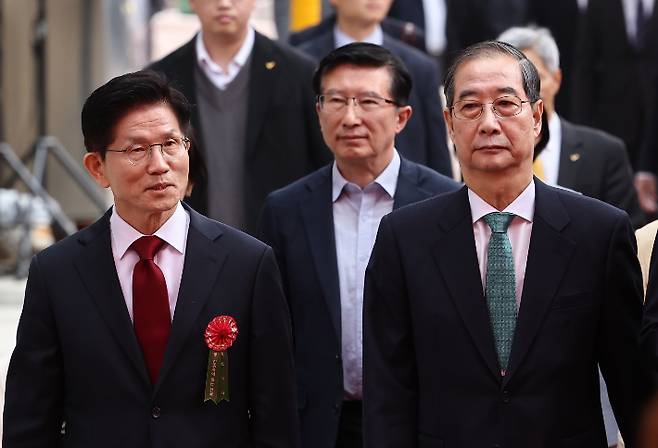 국민의힘 김문수 대선 후보(왼쪽)와 무소속 한덕수 대선 예비후보가 5일 서울 종로구 조계사에서 열린 불기 2569년 부처님오신날 봉축법요식에 참석하고 있다. 연합뉴스