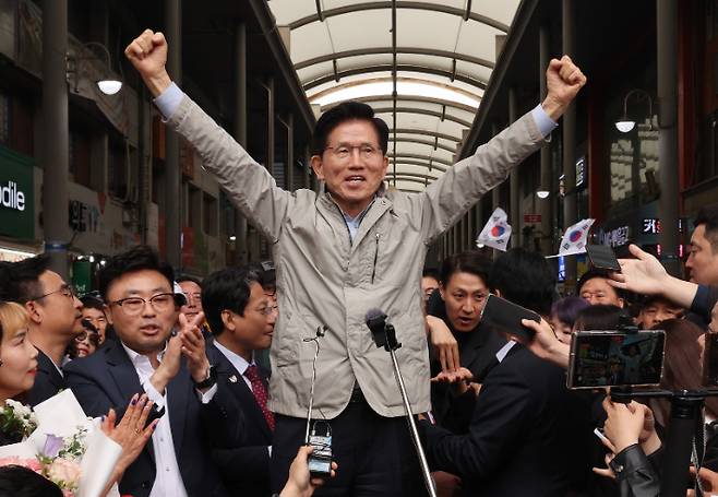 주먹 불끈 쥔 김문수     (포항=연합뉴스) 서명곤 기자 = 국민의힘 김문수 대선 후보가 6일 경북 포항시 죽도시장을 찾아 주먹을 불끈 쥐고 시민들에게 인사하고 있다. 2025.5.6     seephoto@yna.co.kr (끝)   <저작권자(c) 연합뉴스, 무단 전재-재배포, AI 학습 및 활용 금지> 연합뉴스