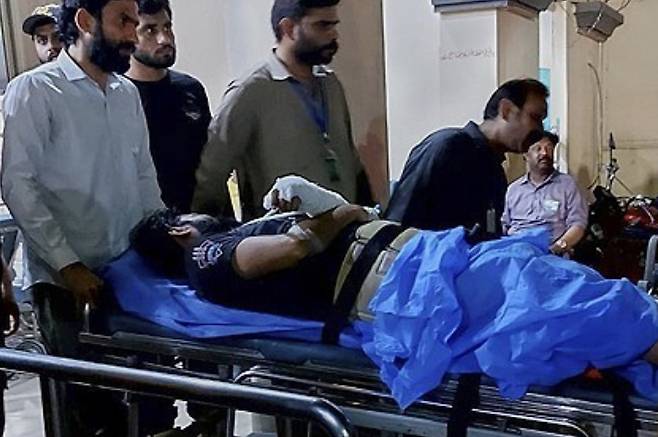 7일(현지시간) 파키스탄 한 병원에서 인도 미사일 공격으로 부상한 것으로 추정되는 남성이 이송되고 있다. 연합뉴스
