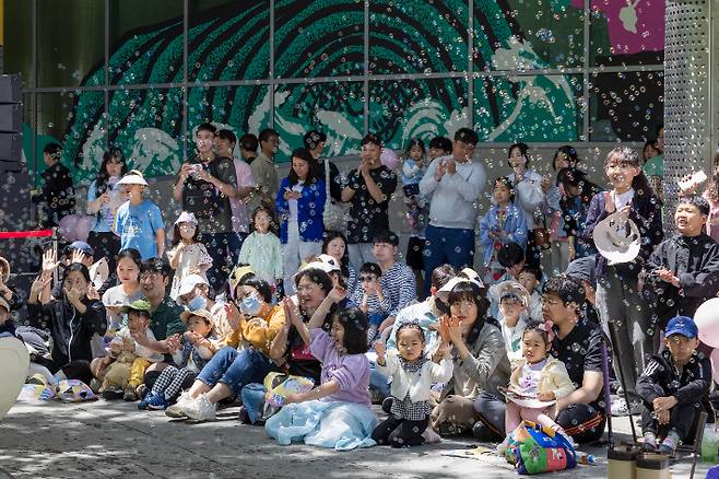 국립아시아문화전당재단은 지난 3일부터 3일 동안 어린이문화원 일대에서 개최한 'ACC 어린이·가족문화축제 HOW FUN 11'을 성황리에 마무리했다고 7일 밝혔다. 국립아시아문화전당재단 제공