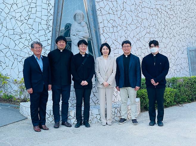 더불어민주당 이재명 후보 부인 김혜경씨가 7일 오후 강릉 초당 성요셉 성당을 방문했다. 독자 제공