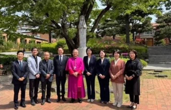 지난 6일 천주교 춘천교구청 효자동성당을 방문한 더불어민주당 이재명 후보 부인 김혜경 씨 .허영 국회의원 페이스북 캡처