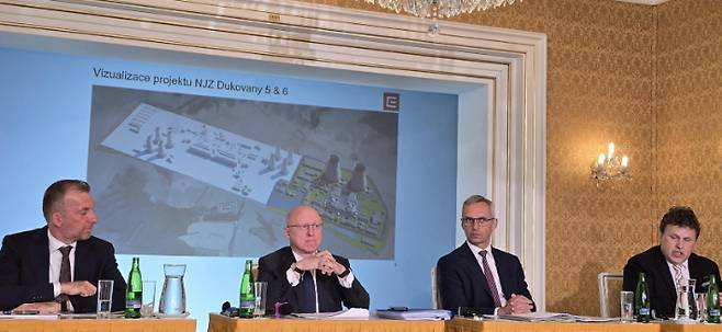 기자회견하는 체코전력공사 관계자들. 왼쪽부터 파벨 시라니 CEZ 이사회 부의장, 다니엘 베네쉬 CEZ 그룹 CEO, 토마시 플레스카치 CEZ 신사업 본부장, 페테르 자보드스키(Petr Zavodsky) EDU II CEO. 산업부 제공