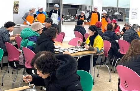 진천군노인복지관이 운영하는 경로식당에서 지역 어르신들이 식사를 하고 있다. 사진제공=진천군충북 진천군은 경로식당을 운영해 60세 이상 기초생활수급자와 차상위계층에게 무료로 식사를 제공한다.