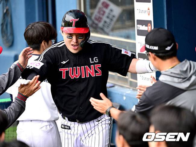 [OSEN=잠실, 최규한 기자] 6일 서울 잠실야구장에서 ‘2025 신한 SOL Bank KBO리그’ 두산 베아스와 LG 트윈스의 경기가 열렸다.이날 두산은 최원준, LG는 요니 치리노스를 선발로 내세웠다.2회초 무사 선두타자로 나선 LG 박동원이 다시 앞서가는 좌월 솔로포를 날리고 홈을 밟은 뒤 동료들과 기뻐하고 있다. 2025.05.06 / dreamer@osen.co.kr