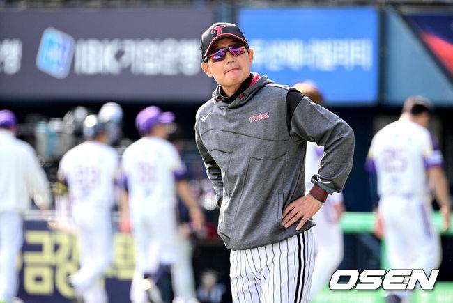 [OSEN=잠실, 최규한 기자] LG가 에이스 치리노스의 호투와 홈런 두 방을 앞세워 어린이날 패배를 설욕했다.&nbsp;프로야구 LG 트윈스는 6일 서울 잠실구장에서 열린 2025 신한 SOL뱅크 KBO리그 두산 베어스와의 시즌 5차전에서 5-1로 승리했다.&nbsp;LG는 전날 패배를 설욕하며 시즌 23승 13패를 기록했다. 원정 5연패 늪에서도 탈출했다. 반면 시즌 첫 4연승이 좌절된 두산은 15승 1무 20패가 됐다.&nbsp;경기를 마치고 승리한 LG 염경엽 감독이 관중석을 바라보고 있다. / 2025.05.06 / dreamer@osen.co.kr