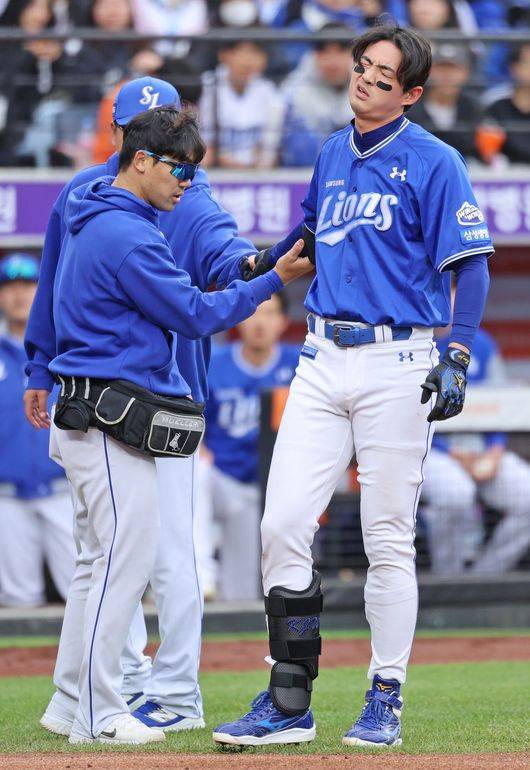 삼성 구자욱이 6일 대전 한화전에서 3회 류현진의 공에 오른쪽 팔꿈치를 맞은 뒤 통증을 호소하고 있다. /삼성 라이온즈 제공