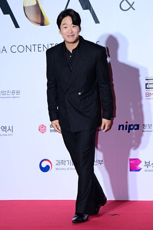 [OSEN=부산, 지형준 기자] 6일 오후 부산 해운대구 영화의전당 BIFF 야외무대에서 제29회 부산국제영화제 '2024 아시아콘텐츠어워즈&글로벌OTT어워즈’가 열렸다.이번 부산국제영화제(이하 부국제)에서는 지난 2일 개막작 ‘전.란’을 시작으로 상영작 54편을 포함해 총 63개국의 영화작품 278편을 영화의전당, CGV센텀시티, 롯데시네마 센텀시티, 영화진흥위원회 표준시사실, 메가박스 부산극장 등 총 5개 극장 26개 상영관에서 만나 볼 수 있다.배우 안재홍이 포즈를 취하고 있다. 2024.10.06 / jpnews@osen.co.kr