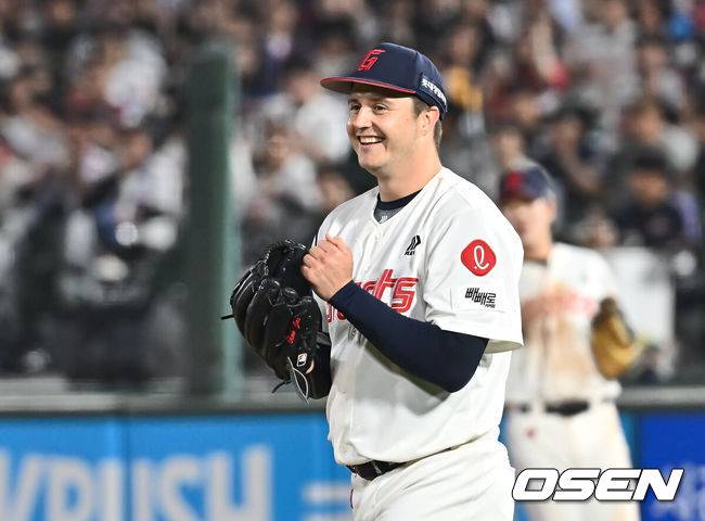 [OSEN=부산, 이석우 기자] 7일 부산 사직야구장에서 2025 신한 SOL 뱅크 KBO 리그 롯데 자이언츠와 SSG 랜더스의 경기가 열렸다. 홈팀 롯데는 데이비슨, 방문팀 SSG는 송영진이 선발 출전했다.롯데 자이언츠 선발 투수 데이비슨이 5회초 1사 SSG 랜더스 고명준의 3루 직선타를 잡은 손호영을 보며 감사하고 있다. 2025.05.07 / foto0307@osen.co.kr