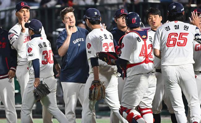 [OSEN=부산, 이석우 기자] 7일 부산 사직야구장에서 2025 신한 SOL 뱅크 KBO 리그 롯데 자이언츠와 SSG 랜더스의 경기가 열렸다. 홈팀 롯데는 데이비슨, 방문팀 SSG는 송영진이 선발 출전했다.롯데 자이언츠 선발 투수 데이비슨과 레이예스가 SSG 랜더스에 6-2로 승리한 후 동료들과 기쁨을 나누고 있다. 2025.05.07 / foto0307@osen.co.kr