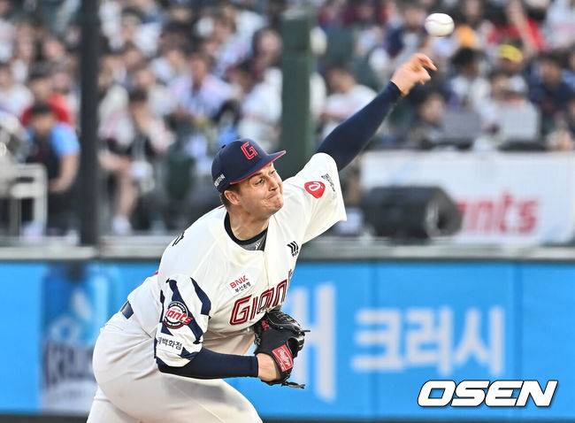 [OSEN=부산, 이석우 기자] 7일 부산 사직야구장에서 2025 신한 SOL 뱅크 KBO 리그 롯데 자이언츠와 SSG 랜더스의 경기가 열렸다. 홈팀 롯데는 데이비슨, 방문팀 SSG는 송영진이 선발 출전했다.롯데 자이언츠 선발 투수 데이비슨이 역투하고 있다. 2025.05.07 / foto0307@osen.co.kr