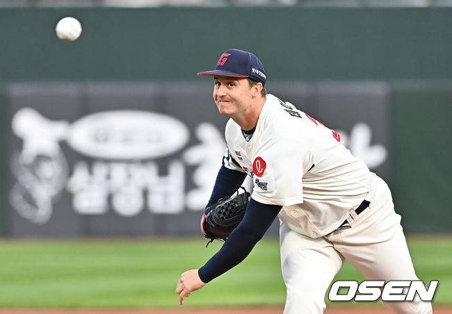 [OSEN=부산, 이석우 기자] 7일 부산 사직야구장에서 2025 신한 SOL 뱅크 KBO 리그 롯데 자이언츠와 SSG 랜더스의 경기가 열렸다. 홈팀 롯데는 데이비슨, 방문팀 SSG는 송영진이 선발 출전했다.롯데 자이언츠 선발 투수 데이비슨이 역투하고 있다. 2025.05.07 / foto0307@osen.co.kr