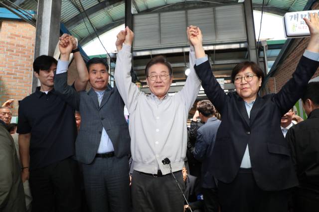 ▲더불어민주당 이재명 대선 후보가 '골목골목 경청투어:국토종주편'에 나선 7일 전북 임실군 임실시장에서 시민 및 지지자들에게 인사를 하고 있다. ⓒ연합뉴스