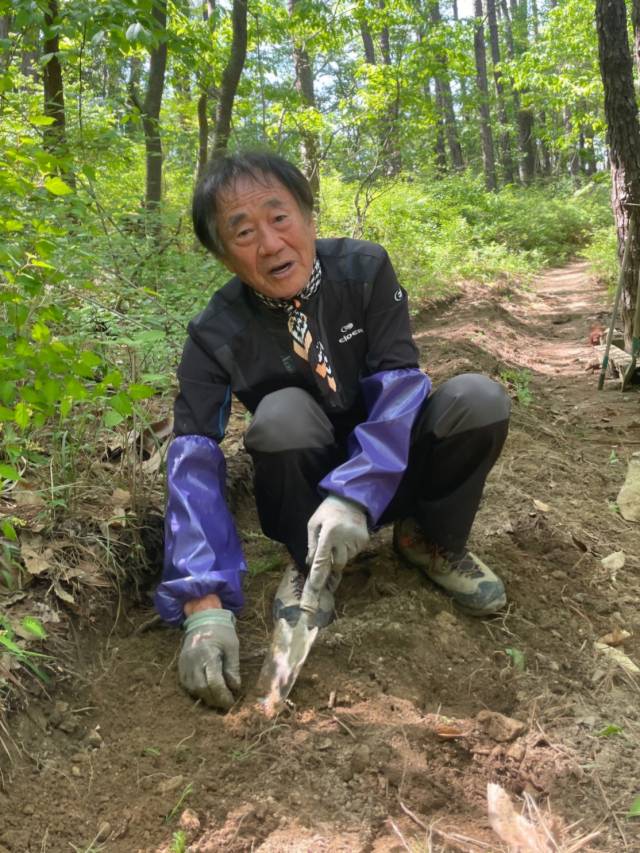 ▲고덕산(전주 완산구) 산길을 손수 정비 중인 이원준 씨(80). 7개월 넘게 작은 호미 하나로 500m 길을 꽃길로 가꿔오고 있다. ⓒ독자 김중기씨 제공