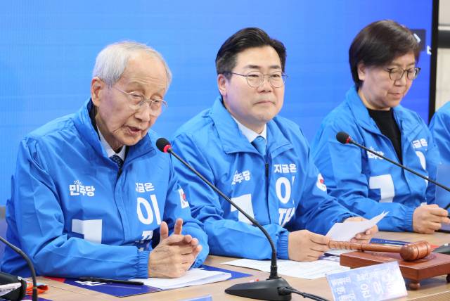 ▲더불어민주당 윤여준 총괄선대위원장이 2일 서울 여의도 중앙당사에서 열린 중앙선거대책위원회의에서 발언하고 있다. ⓒ연합뉴스