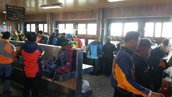 북적거리는 지리산 대피소 취사장의 모습(기사 내용과 관계 없는 자료사진).