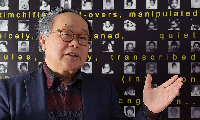 사단법인 뿌리의집 김도현 공동대표가 지난달 28일 서울 종로구 창의문로 사무실에서 “5월11일 ‘입양의 날’을 ‘입양 진실의 날’로 바꿔 기념하자”고 제안하고 있다. 김 대표는 2020년부터 관련 단체들이 입양 진실의 날로 기념하고 있다면서 해외입양인과 친부모의 인권침해 ‘진실’을 알려 사회 인식도 변화하고 있다고 진단했다. 이재문 기자