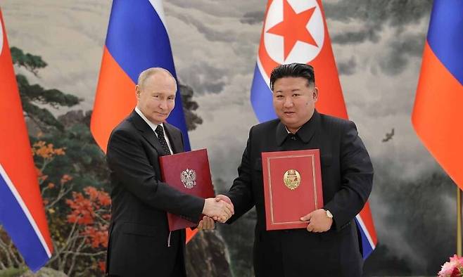 지난 2024년 6월 19일 김정은 노동당 총비서와 푸틴 러시아 대통령이 새 조약을 체결하고 있는 모습. 평양 조선중앙통신·연합뉴스