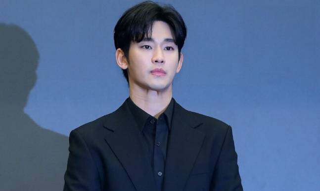 배우 김수현이 지난 3월31일 서울 마포구 스탠포드호텔에서 고 김새론과의 미성년자 시절 교제 의혹 등에 대한 입장을 밝히고 있다.   연합뉴스