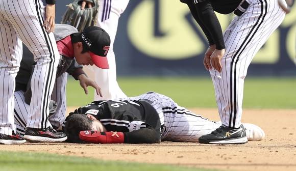 6일 서울 잠실구장에서는 LG 트윈스 외국인 선수 오스틴 딘이 8회 주루 중 수비와 충돌해 쓰러졌으나 큰 부상으로 이어지지는 않았다. 연합뉴스