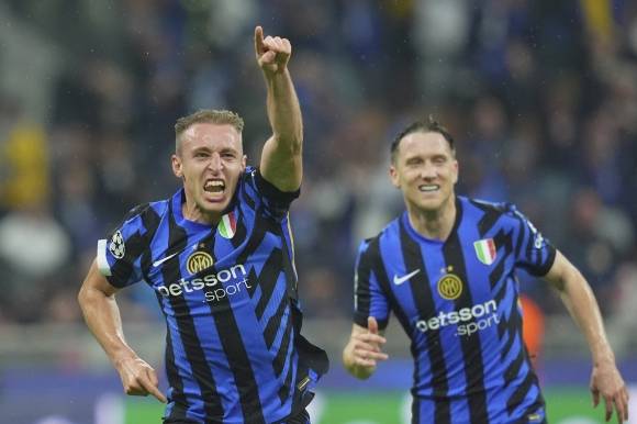 다비데 프라테시(왼쪽)가 7일(한국시간) 이탈리아 밀라노 산 시로 스타디움에서 열린 2024~25 유럽축구연맹(UEFA) 챔피언스리그(UCL) 4강 2차전 FC 바르셀로나(스페인)와 경기 연장 전반 9분 역전 골을 넣은 뒤 환호하고 있다. 밀라노 AP 뉴시스