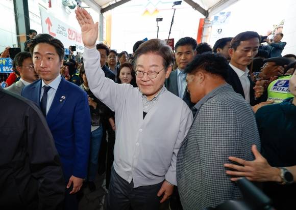 이재명 더불어민주당 대통령 후보가 2차 골목골목 경청투어 마지막 날인 7일 오전 전북 임실군 임실시장을 찾아 인사하고 있다. 2025.5.7 뉴스1