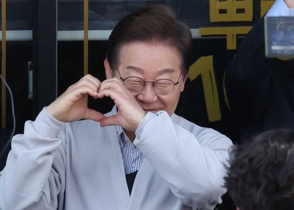 민심을 청취하는 ‘경청 투어’에 나선 이재명 더불어민주당 대선 후보가 7일 전북 진안군 새참거리 인근에서 즉흥 연설을 하던 중 손으로 하트를 그려 보이고 있다. 2025.5.7 뉴시스