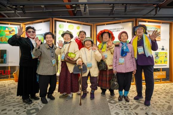 넷플릭스 초대로 서울 영등포 명화극장에서 전시하게 된 제주 선흘 할망 작가들이 기념촬영을 하고 있다. 소셜뮤지엄 제공