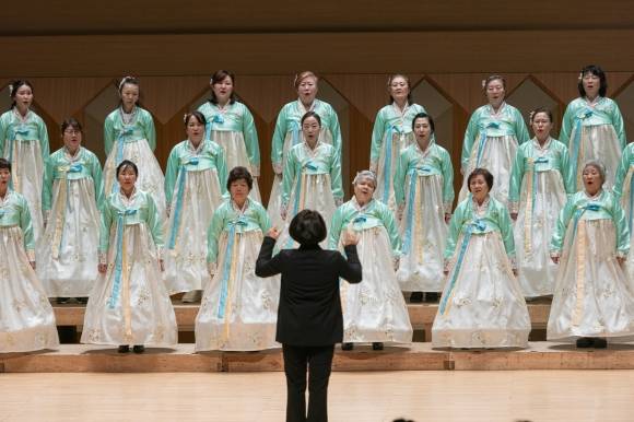 이주민과 한국인이 결성한 ‘두드림 합창단’이 지난 2월 충북 청주아트홀에서 한복을 입은 채 ‘아리랑’을 합창하고 있다. 청주시립합창단 제공