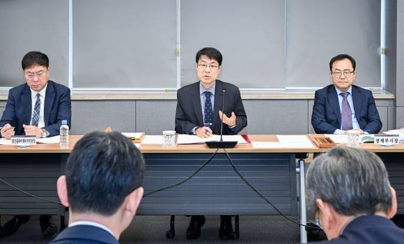 김정기 대구시장 권한대행 행정부시장이 7일 시청 산격청사에서 간부회의를 주재하고 있다. 대구시 제공