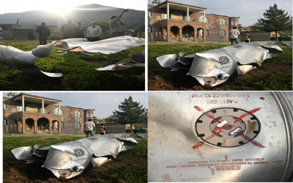 7일 인도령 카슈미르 지역에서 전투기 잔해로 추정되는 금속 파편이 널브러져 있다. 출처=소셜미디어