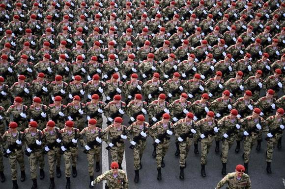 7일(현지시간) 러시아 군인들이 전승절 기념 열병식 예행 연습을 위해 모스크바 붉은 광장으로 행진하고 있다. 러시아는 오는 9일 제2차 세계대전 승전 80주년을 기념하는 전승절 행사를 연다. 2025.5.7 모스크바 AFP 연합뉴스