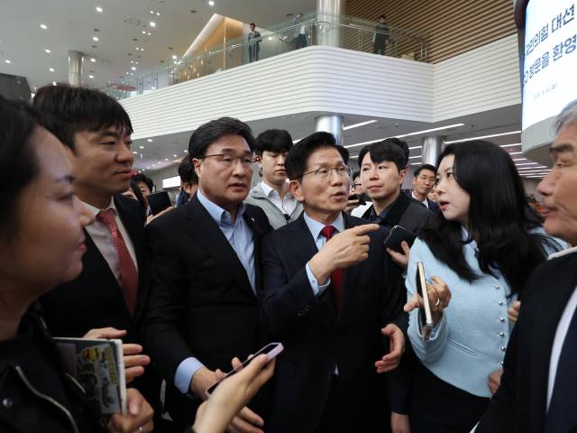 김문수(가운데) 국민의힘 대선 후보가 6일 아시아태평양경제협력체(APEC) 회의장인 경북 경주시 경주화백컨벤션센터에서 후보 일정 중단을 선언하고 서울로 올라가 현안 대책을 마련하겠다고 밝히고 있다. 연합뉴스