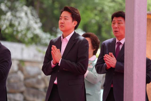 이준석 개혁신당 대선 후보가 이달 5일 대구 동화사에서 열린 부처님오신날 봉축대법회에 참석해 합장하고 있다. 연합뉴스