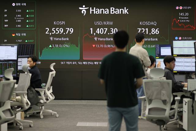 서울 하나은행 본점 딜링룸에서 직원들이 업무를 보고 있다. 연합뉴스