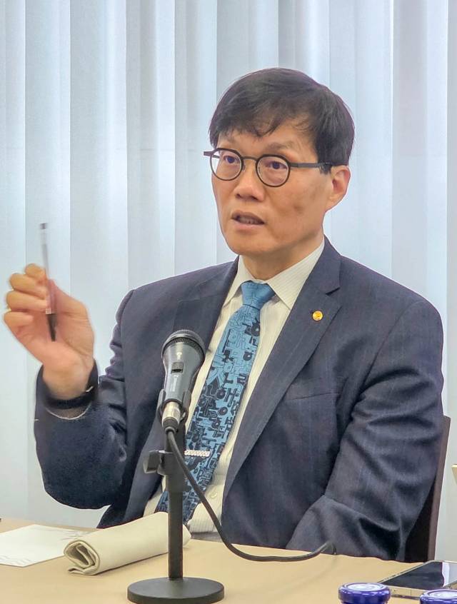 이창용 한국은행 총재가 5일(현지시간) 아시아개발은행(ADB) 연차총회 참석차 방문한 이탈리아 밀라노의 한 호텔에서 기자들과 간담회를 하고 있다. 사진 제공=한국은행