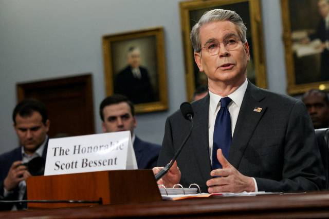 스콧 베선트 미국 재무장관이 6일 미국 워싱턴 D.C.에서 열린 하원 세출 소위원회 감독 청문회에서 증언하고 있다. 로이터연합