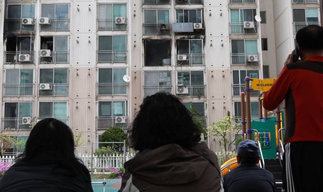 관악구 봉천동 아파트 화재 (서울=연합뉴스) 이진욱 기자 = 21일 서울 관악구 봉천동 한 아파트에서 화재가 발생, 주민들이 현장을 바라보고 있다. 연합뉴스