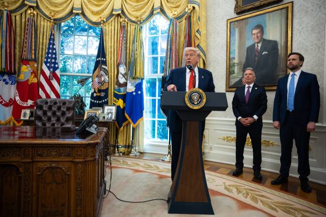 도널드 트럼프(왼쪽 첫 번째) 미국 대통령이 6일(현지 시간) 워싱턴 백악관 집무실에서 열린 스티브 위트코프(가운데) 중동 특사의 취임 선서식에 참석한 뒤 발언하고 있다. EPA연합뉴스