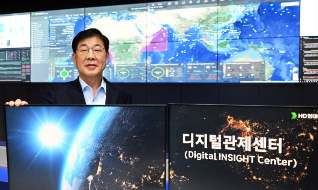 이기동 HD현대마린솔루션 대표가 경기 성남시 분당구 HD현대 본사 디지털 관제센터에서 인터뷰에 앞서 기념 촬영을 하고 있다. 성남=오승현 기자