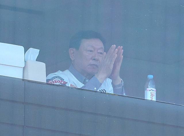 신동빈 롯데그룹 회장이 4일 부산 사직야구장에서 열린 NC 다이노스와 롯데 자이언츠의 경기를 관람하며 손뼉 치고 있다. 연합뉴스