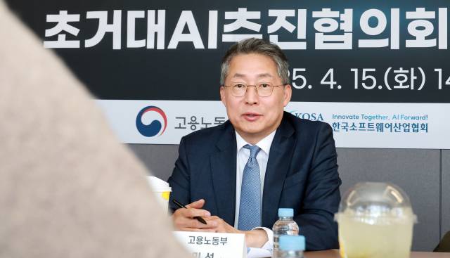 김민석 고용노동부 차관이 지난달 15일 서울 용산구 트웰브랩스에서 열린 초거대AI추진협의회 초청 간담회에서 발언하고 있다. 연합뉴스