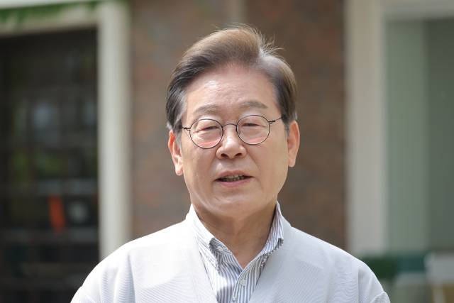 이재명 더불어민주당 대선 후보가 '골목골목 경청투어:국토종주편'에 나선 7일 전북 전주시 완산구의 한 카페에서 'K-콘텐츠' 산업 진흥 간담회를 마친 뒤 고법의 '파기환송심 연기' 관련 입장을 밝히고 있다. 연합뉴스