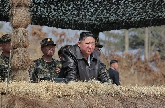 김정은 북한 국무위원장은 4월 4일 윤석열 전 대통령 파면 직후 조선인민군 특수작전부대들의 훈련기지를 방문하고 종합훈련을 지도했다고 북한 ‘노동신문’이 보도했다. 평양 노동신문=뉴스1