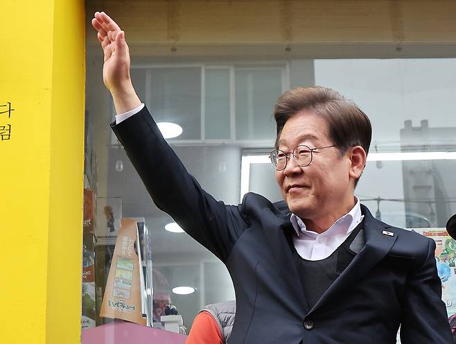 이재명 더불어민주당 대선 후보가 5월5일 경기 양평군 양평물맑은시장에서 열린 '골목골목 경청투어'에서 시민들에게 인사하고 있다. ⓒ연합뉴스