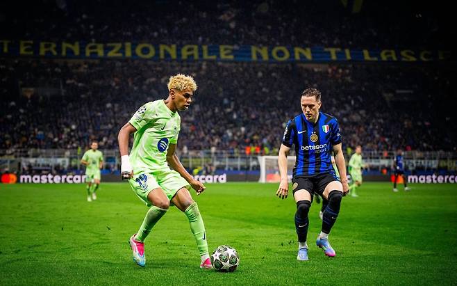 바르셀로나 윙어 라민 야말(왼쪽)이 7일(한국시간) 인터 밀란과 UCL 준결승 2차전 원정경기 도중 드리블을 시도하고 있다. 사진출처｜FC바르셀로나 홈페이지