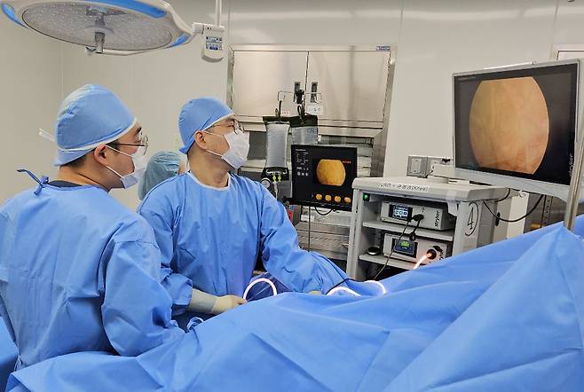 인천힘찬종합병원 비뇨의학과 이장희 과장이 아이틴드 시술을 시행하고 있다        사진제공 ｜힘찬종합병원