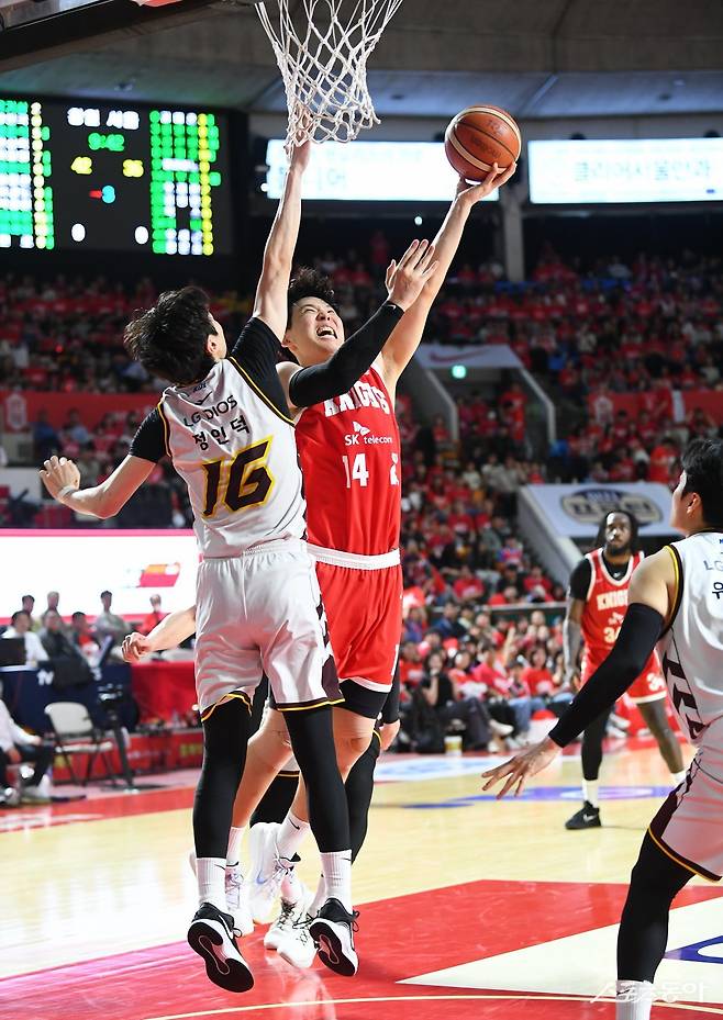 5일 SK와 챔피언 결정전 1차전 도중 최부경의 골밑 공격을 막고 있는 LG 정인덕(왼쪽) 사진제공｜KBL