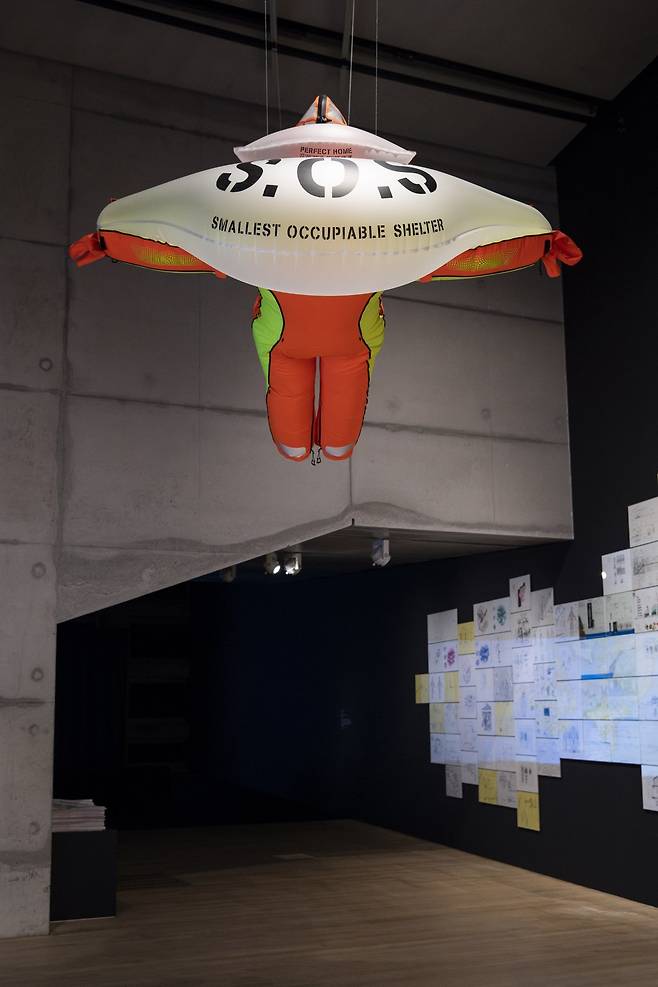 ‘브릿지 프로젝트’ 중 코오롱스포츠가 함께 한 작품 ‘Perfect Home S.O.S’가 설치된 모습.   사진제공 ｜ 코오롱스포츠